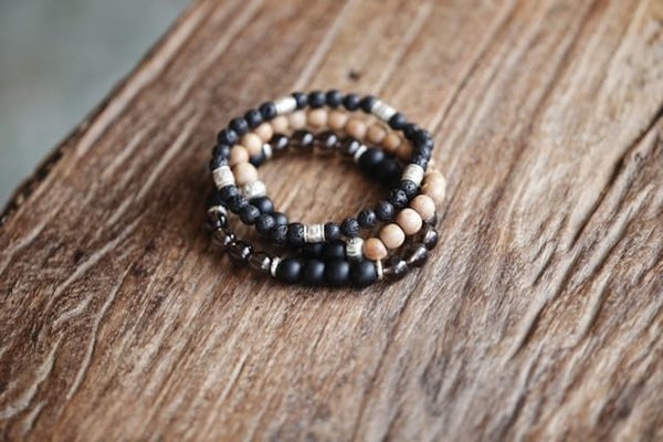 Comment adopter avec élégance le style des bracelets en perles pour homme ?