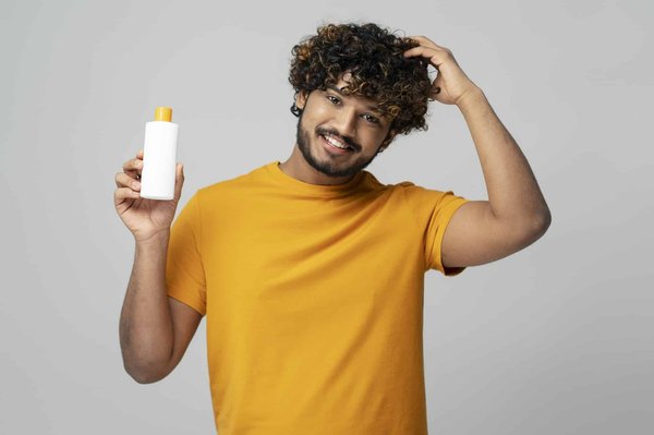 Choisissez le shampoing anti-pelliculaire bio pour une tête sans pellicules!